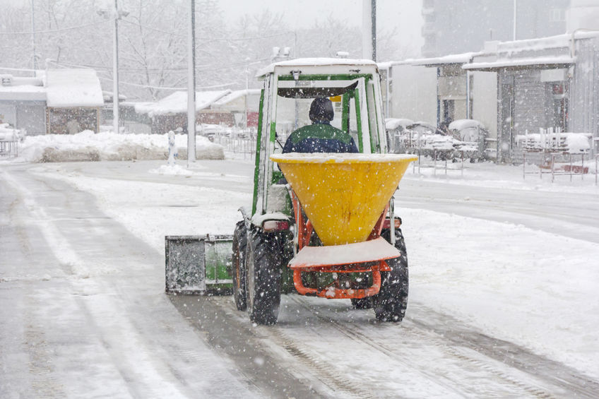 Mann vom Winterdienst räumt Schnee